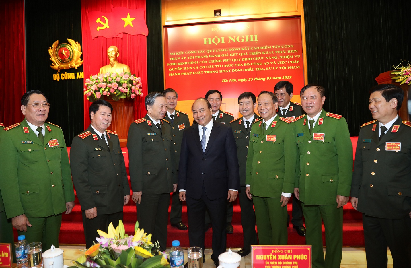 Thủ tướng Chính phủ Nguyễn Xuân Phúc; Bộ trưởng Tô Lâm cùng các đại biểu trao đổi bên lề Hội nghị.