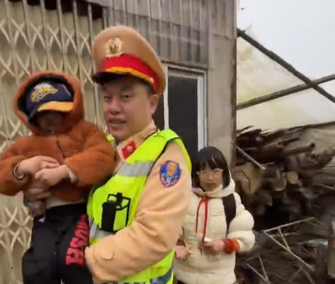 Lực lượng CSGT Công an tỉnh Lào Cai hỗ trợ đưa 3 mẹ con bị nạn về tận nhà.jpg