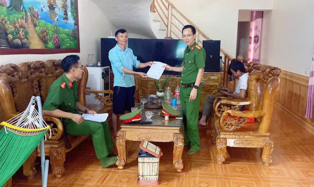 Người dân thôn Bia Đá, xã Tân Hợp ký cam kết tự nguyện hiến đất, chung tay mở rộng tuyến đường liên xã.jpg