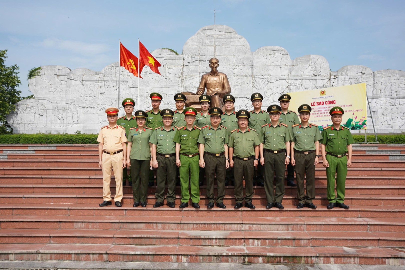 Đoàn báo công dâng Bác Công an tỉnh Điện Biên.jpg