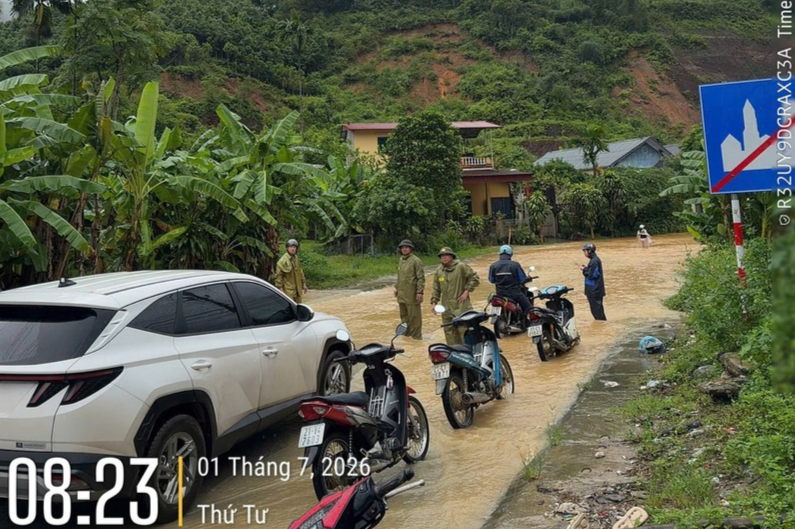 Công an xã Lục Yên hướng dẫn phương tiện  di chuyển an toàn qua khu vực ngập úng.jpg