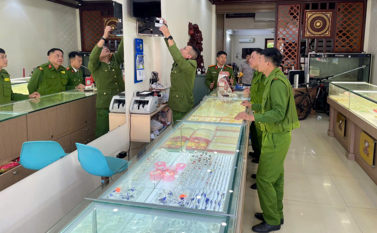 Cảnh sát 113 phối hợp Phòng Kỹ thuật hình sự lắp đặt hệ thống cảnh báo tại cửa hàng kinh doanh vàng và hướng dẫn quy trình vận hành, kiểm tra, thiết bị.jpg