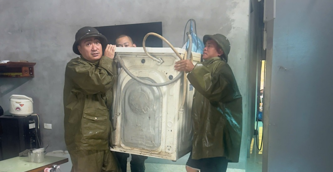 Công an xã Nậm Xé sơ tán tài sản cho nhân dân.jpg