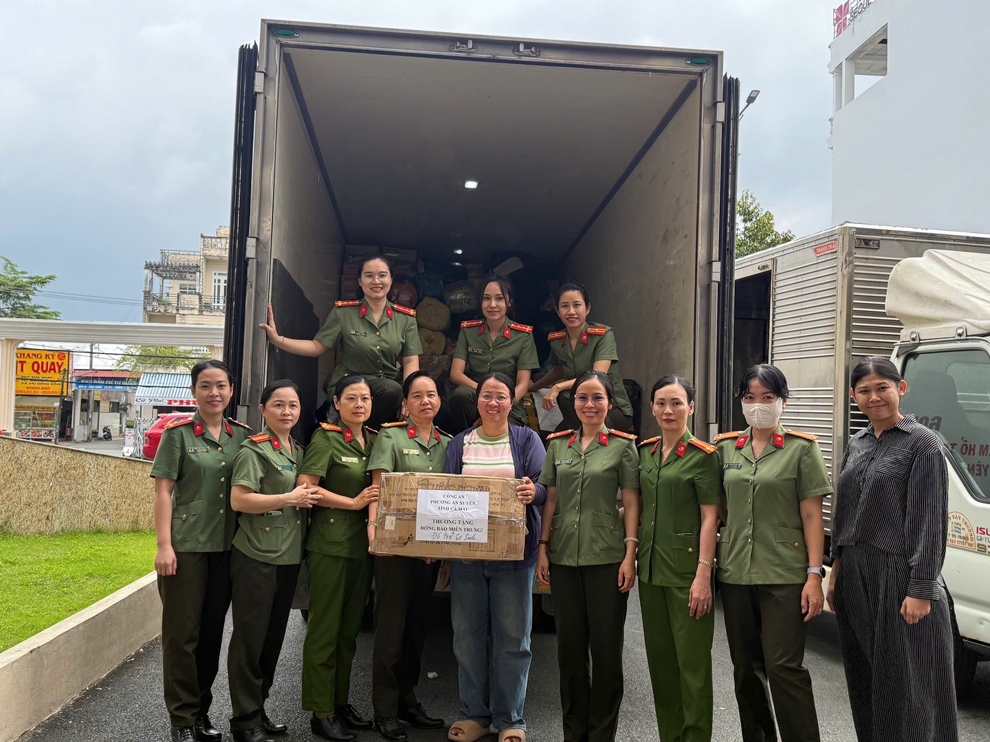 Những thùng quà tặng có thể được gửi đến, hội viên phụ nữ và gói cẩn thận chuyển đến miền Trung “ruột thịt”.jpg