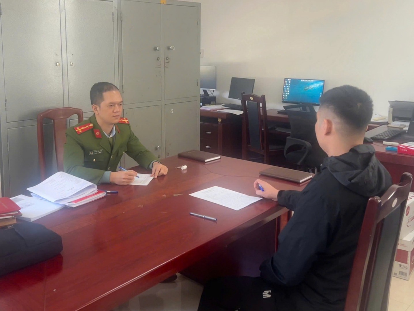 Cán bộ Công an lập biên bản xử phạt vi phạm hành chính và yêu cầu trường hợp vi phạm gỡ bỏ thông tin sai sự thật..jpg