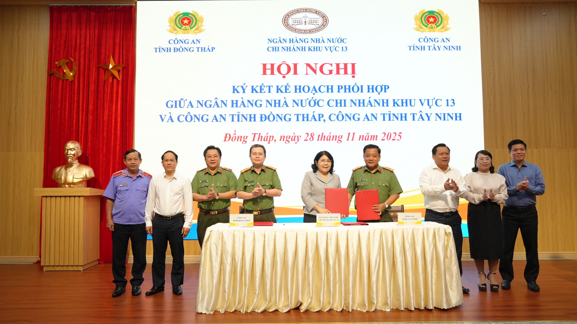 3. Ký kết Kế hoạch phối hợp đảm bảo an ninh trật tự và lĩnh vực tiền tệ, ngân hàng. Ảnh Trọng Tín.JPG