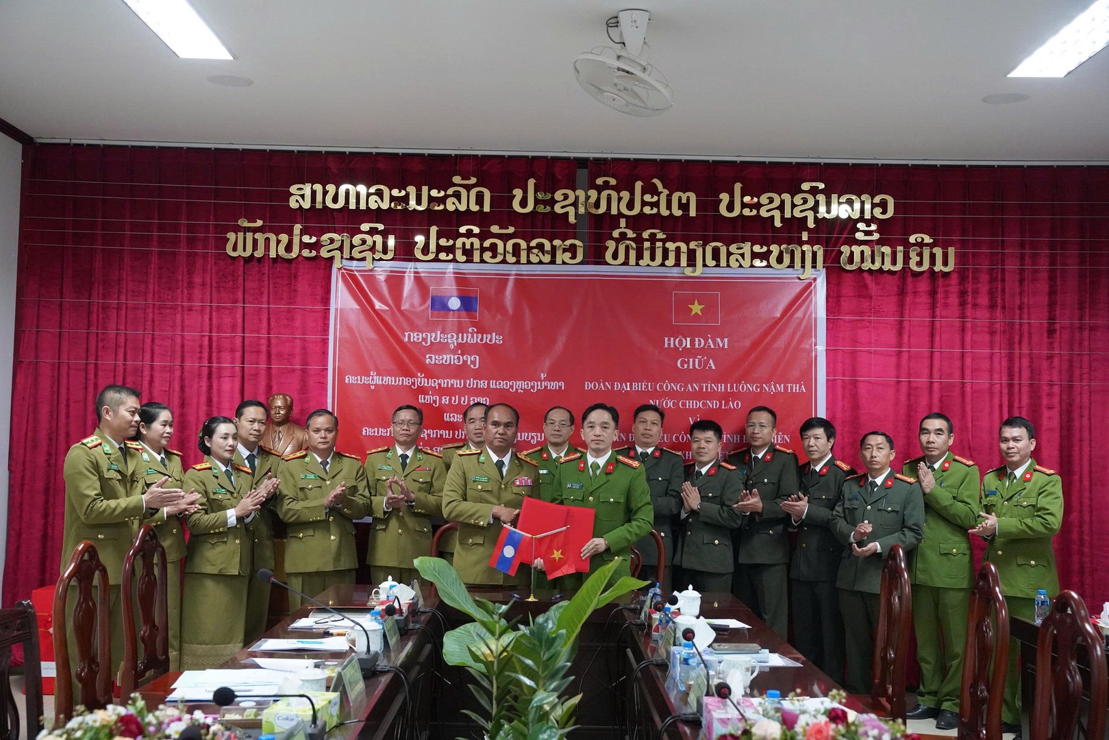 Công an Tỉnh Điện Biên ký kết Biên bản ghi nhớ hợp pháp 2026 với Công an Tỉnh Luông Nậm Thà.jpg