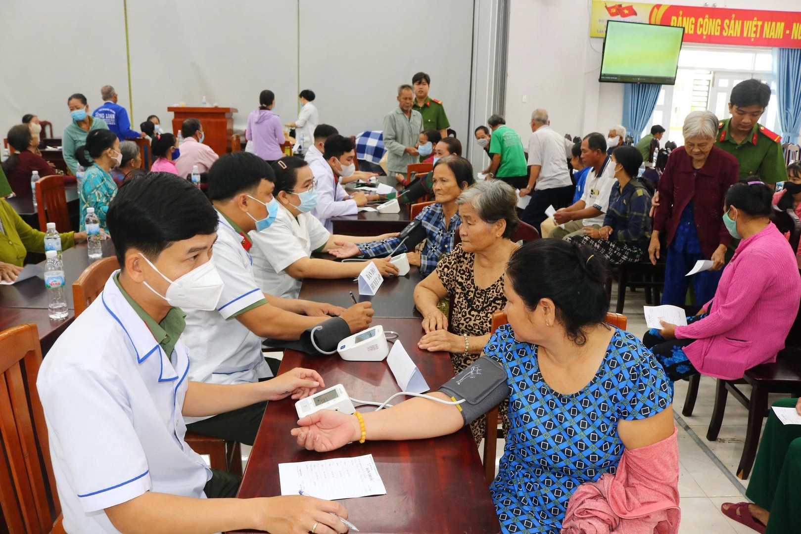 Công an tỉnh Đồng Tháp khám bệnh cho người dân xã Thường Phước. Ảnh Phước Thanh.jpg