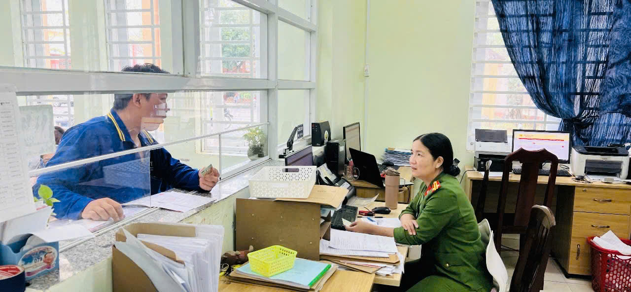 Công an phường Hồng Ngự giải quyết thủ tục hành chính. Ảnh Thúy Hằng.jpg