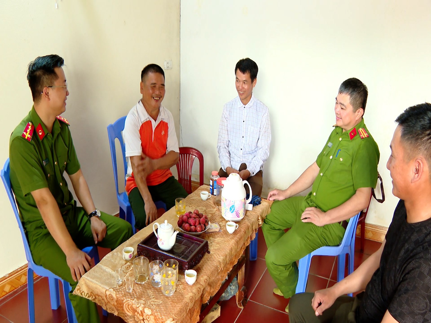 1810 CD24 SANG CAC TO BINH DAN HOC VU SO CHO NG DAN TOC.00_05_57_24.Still004.jpg