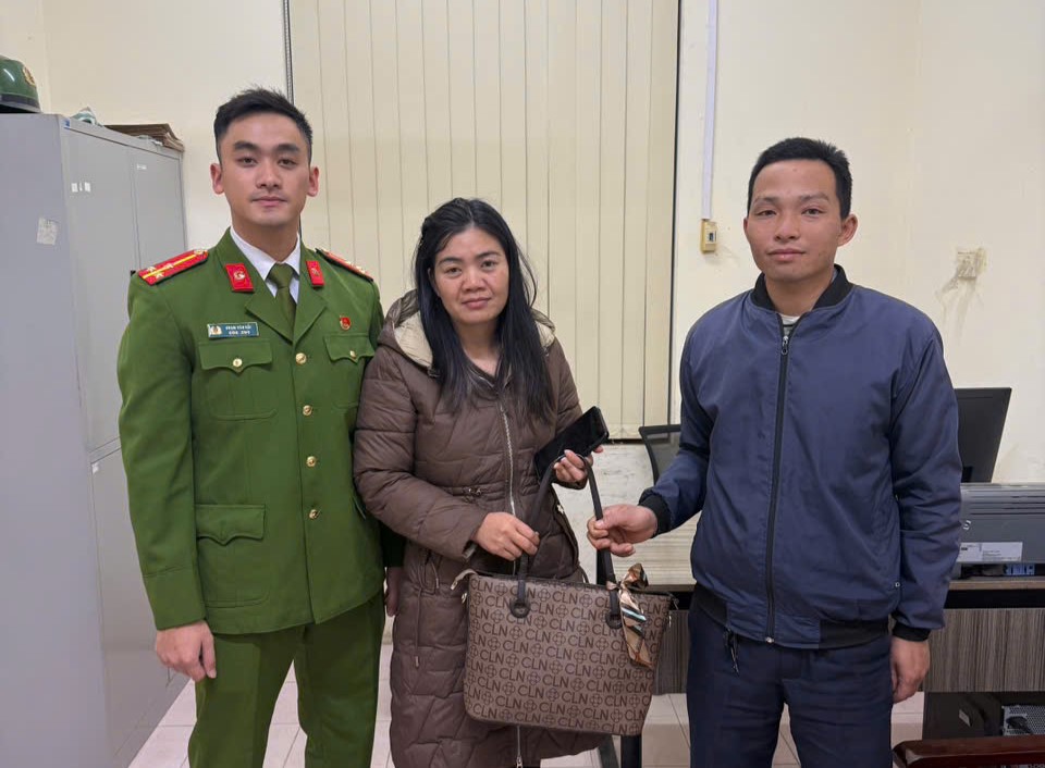 Ảnh. Công an phường Kỳ lừa và anh Trần Văn Hử bàn giao tài sản bị đánh rơi cho chị Hoàng Thị Bẩy.jpg