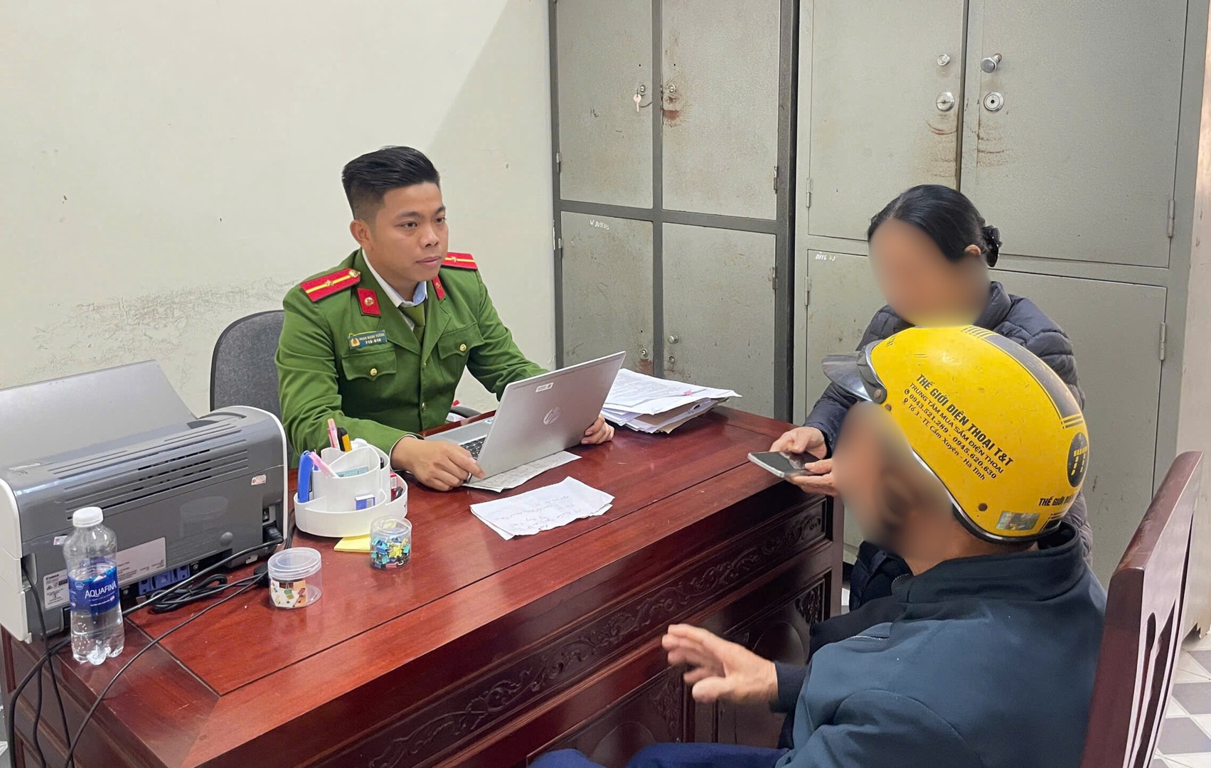 Ông S và H đến Công an xã trình báo vụ việc.jpg