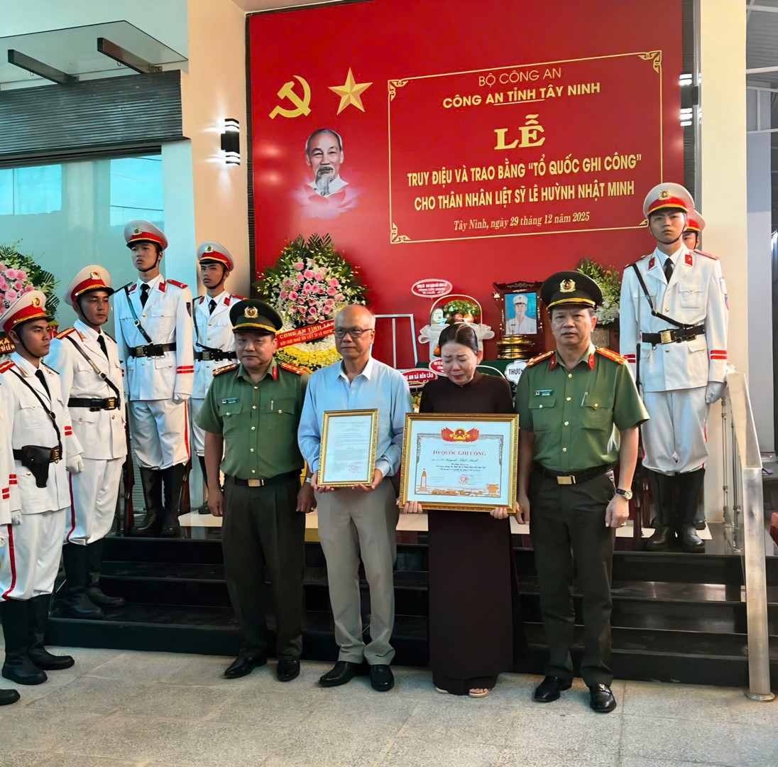 Thân nhân gia đình liệt sỹ Lê Huỳnh Nhật Minh nhận bằng Tổ quốc ghi công.jpg