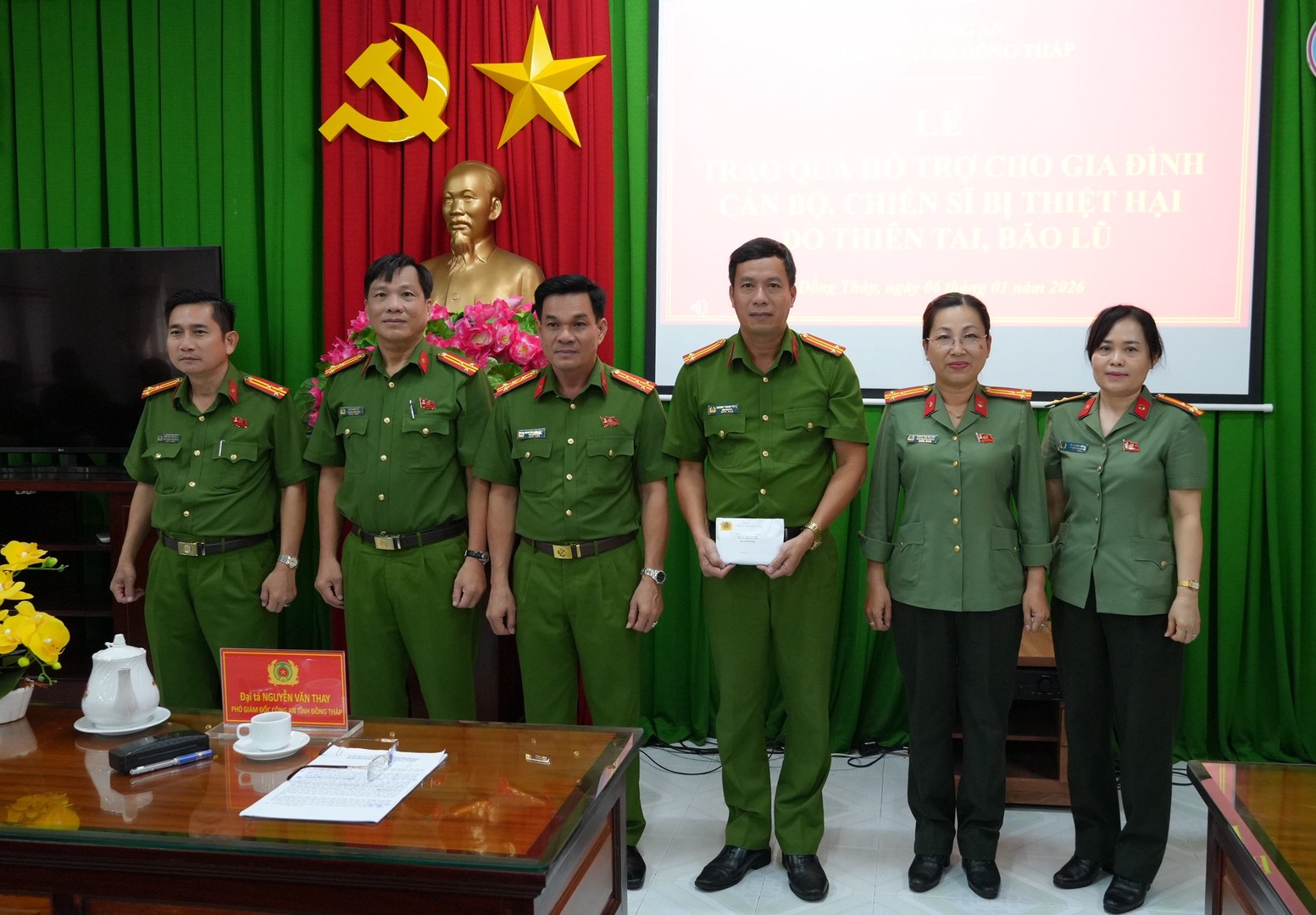 Trao tiền hỗ trợ đồng chí Dương Thanh Tùng, Phó Đội trưởng, Văn phòng Cơ quan Cảnh sát điều tra. Ảnh Trọng Tín.JPG