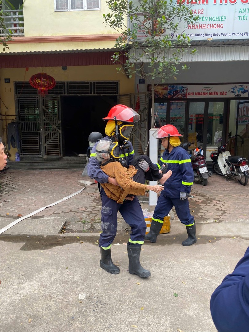 Lực lượng Cảnh sát PCCC giải cửu cụ Đỗ Thị Sâm ra khỏi đám cháy.jpg