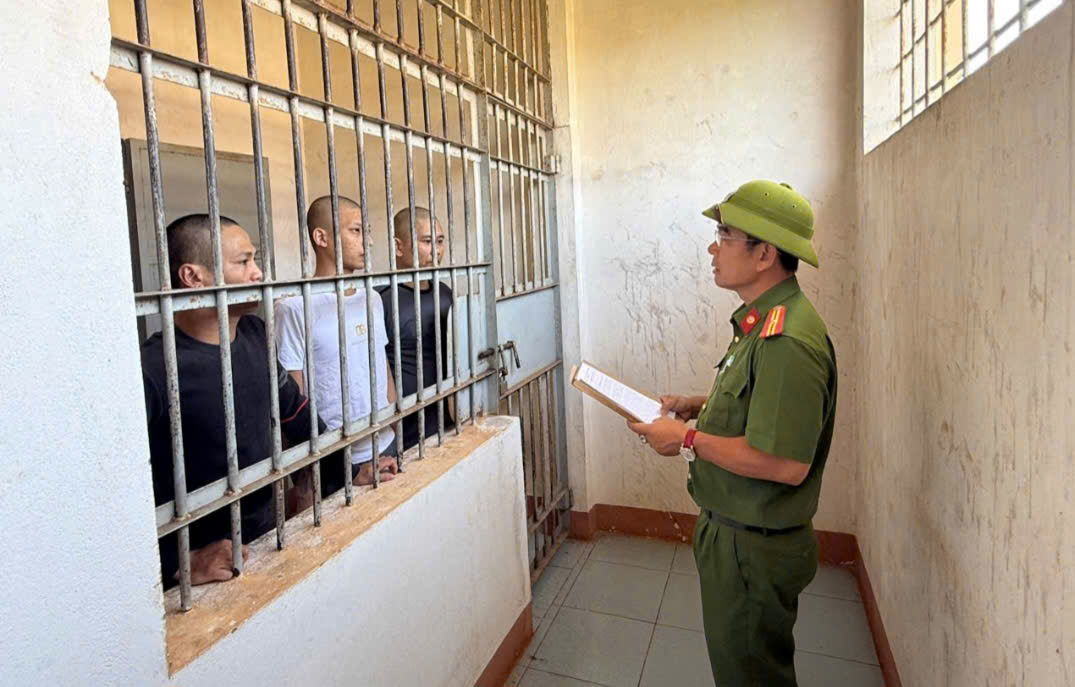 Cán bộ quản lý Trại tạm giam thường xuyên truyền truyền về Luật Bầu cử đến người bị tạm giữ, tạm giam nắm rõ quyền, nghĩa vụ của cử tri..jpg