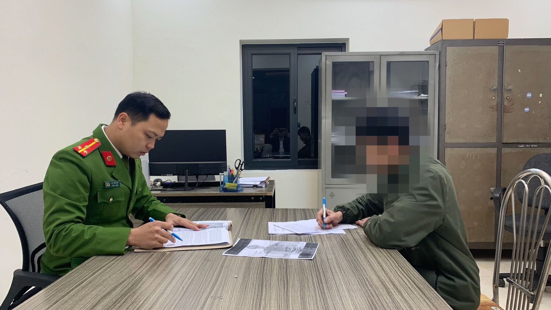 chum tin.00_10_13_00.Still103.jpg