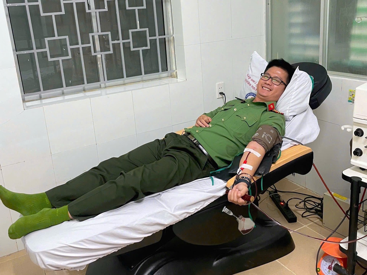 Đc Thiếu tá Nguyễn Tân thực hiện hiến tiểu cầu 2.jpg