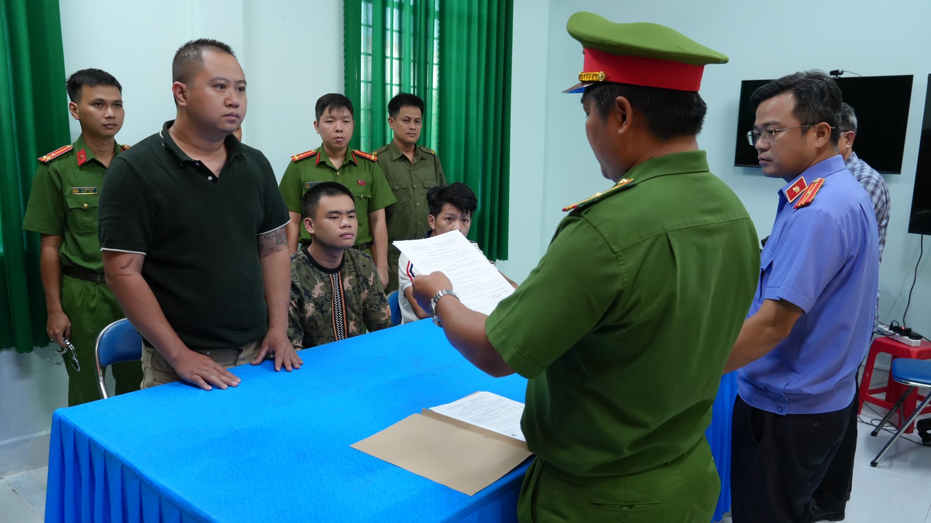 Cơ quan Cảnh sát điều tra Công an tỉnh tống đạt Quyết định khởi tố và ra Lệnh tạm giam 03 tháng đối với 03 bị can Nguyên, Hiếu, Thường. Ảnh Trọng Tín.JPG