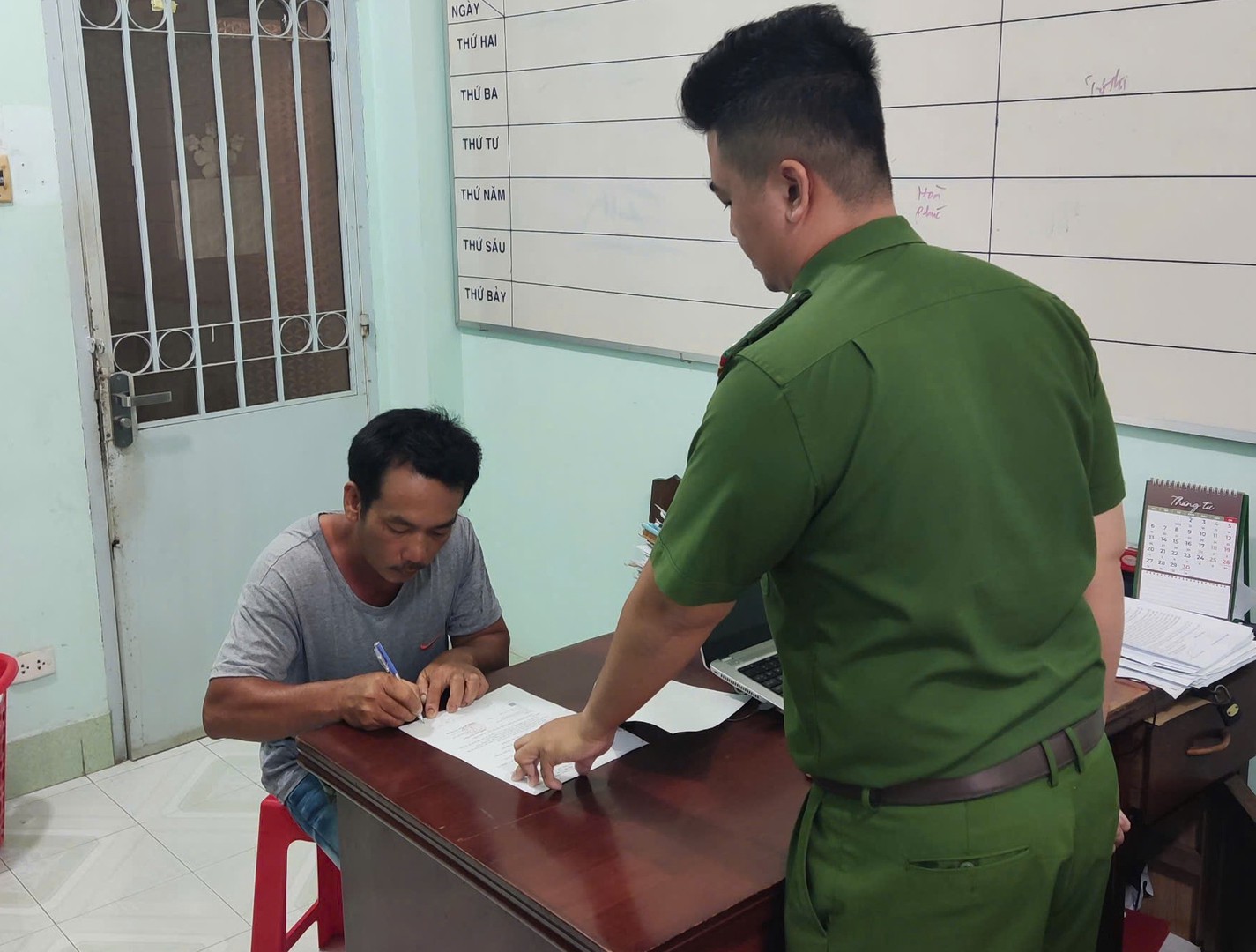 Cơ quan Cảnh sát điều tra tống đạt Quyết định khởi tố Nguyễn Văn Tuấn.jpg