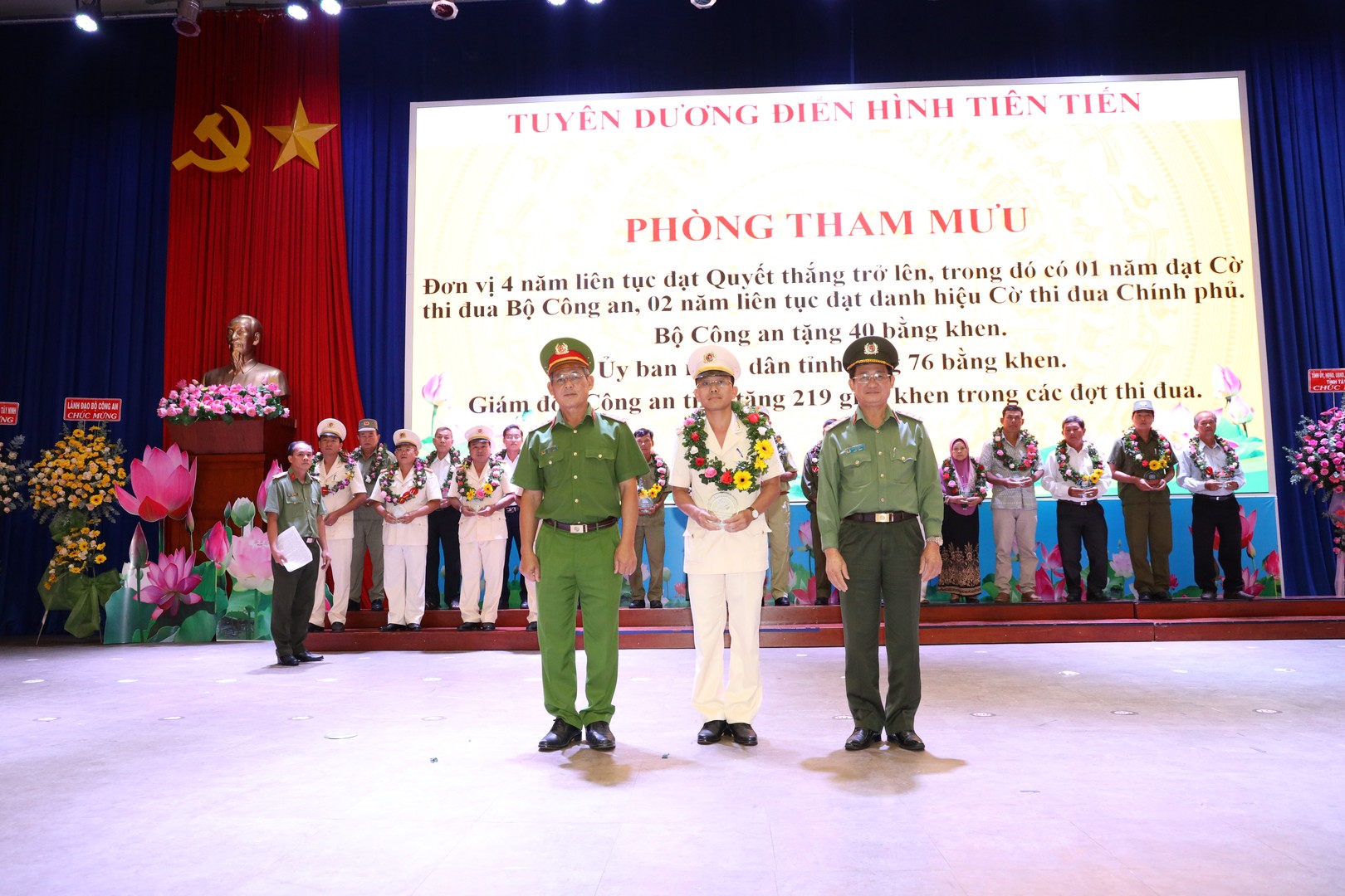 Phòng Tham mưu được Ban Giám đốc Công an tỉnh tuyên dương điển hình tiên tiến 5 năm phong trào thi đua vì ANTQ, giai đoạn 2015-2020.JPG
