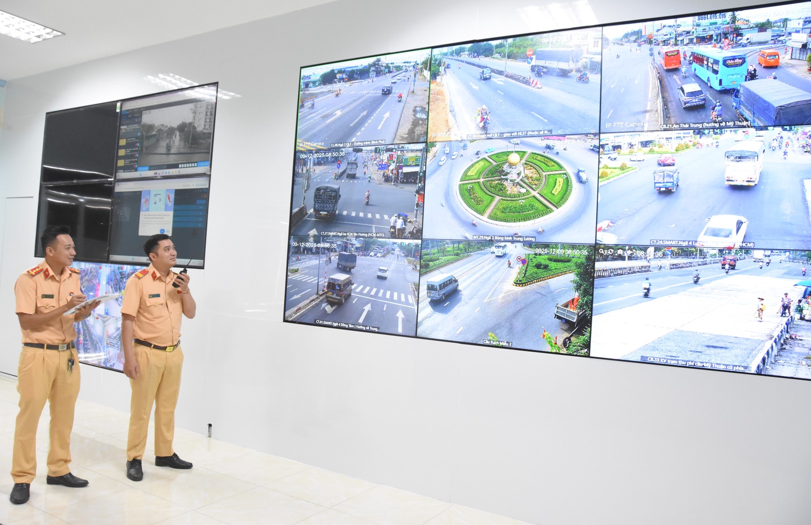 Vận hành hệ thống giám sát phương tiện vi phạm giao thông. Ảnh Lê Hoài.JPG