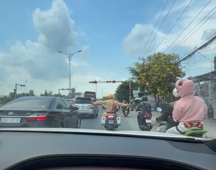 Cảnh sát giao thông kịp thời mở đường đưa bệnh nhân cấp cứu.jpg