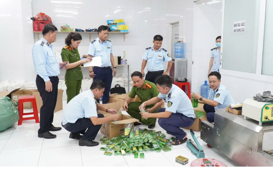 2. Cơ quan chức năng kiểm tra xưởng sản xuất công ty dầu gió.png