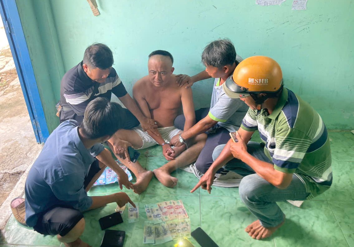 Công an Đồng Tháp bắt giữ đối tượng Dương Công Nhạc.jpg