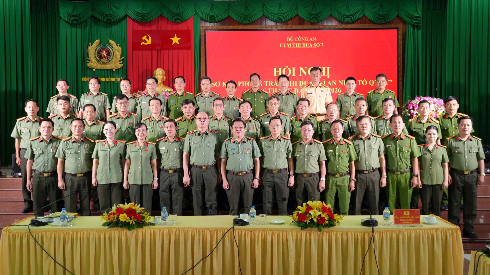 Lãnh đạo, đại biểu chụp ảnh lưu niệm. Ảnh Trọng Tín.JPG