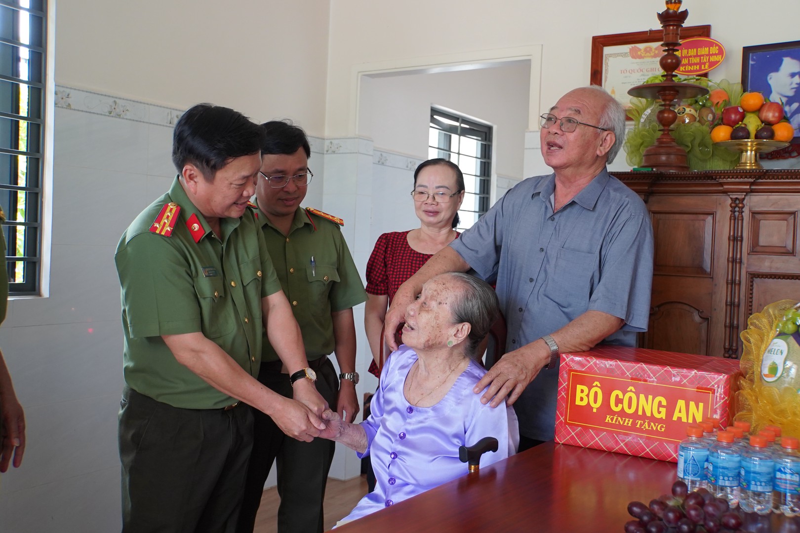 Đoàn thăm mẹ VNAH Lê Thị Hai.JPG