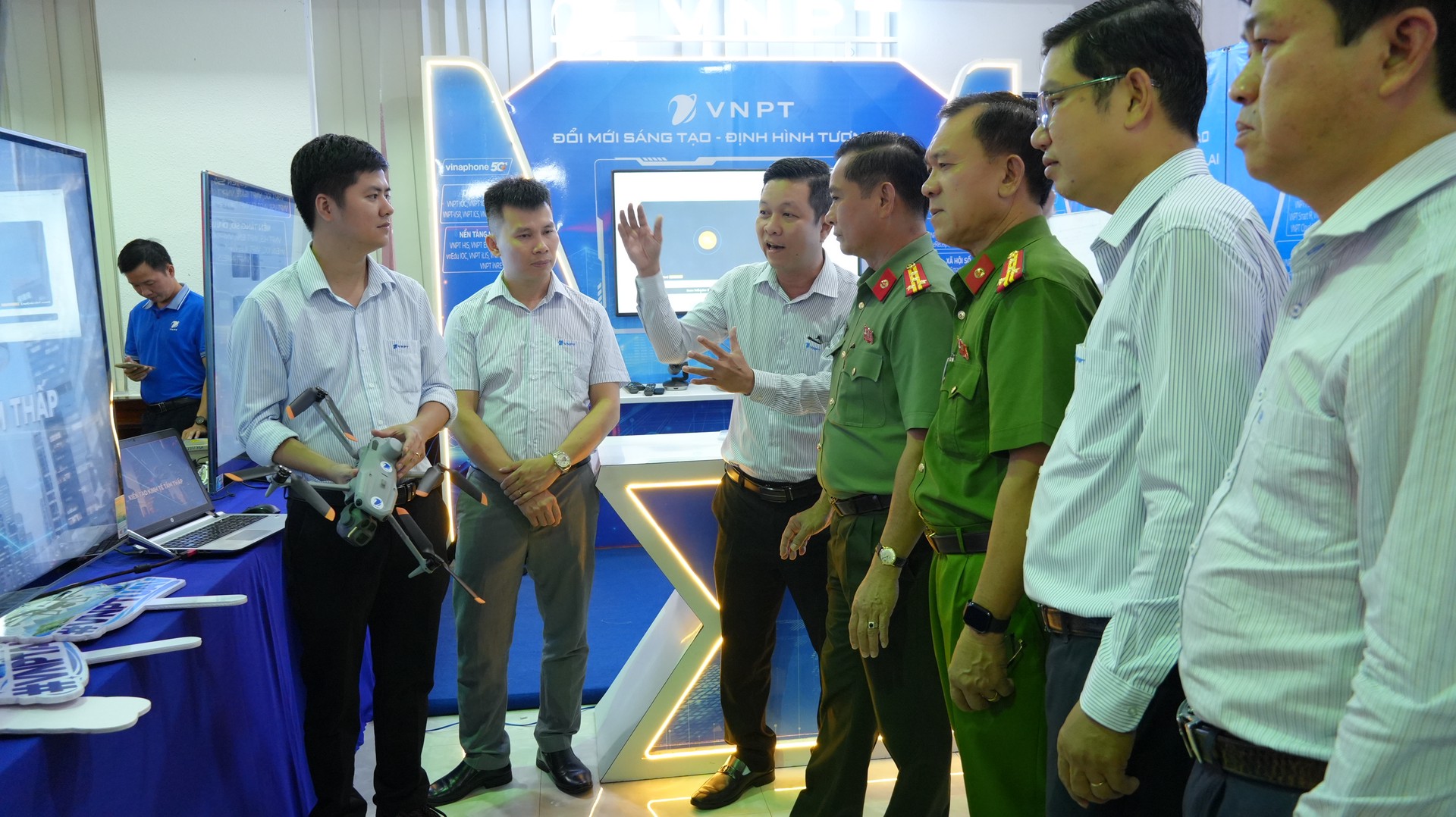 Các doanh nghiệp công nghệ giới thiệu, trình diễn nhiều giải pháp số hiện đại. Ảnh Trọng Tín.JPG