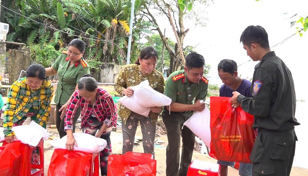 Chung tay hỗ trợ các hộ dân bị ảnh hưởng nặng nề do sạt lở đất