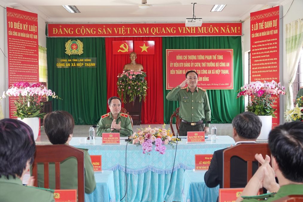 Thứ trưởng Phạm Thế Tùng thăm và làm việc tại Công an xã Hiệp Thạnh, tỉnh Lâm Đồng