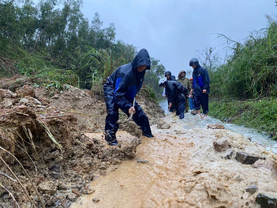 Đắk Lắk: Khắc phục điểm sạt lở trên tuyến Quốc lộ 19C