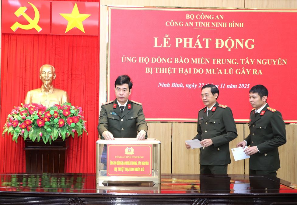 Công an tỉnh Ninh Bình phát động ủng hộ đồng bào miền Trung và Tây Nguyên bị thiệt hại do bão, lũ gây ra
