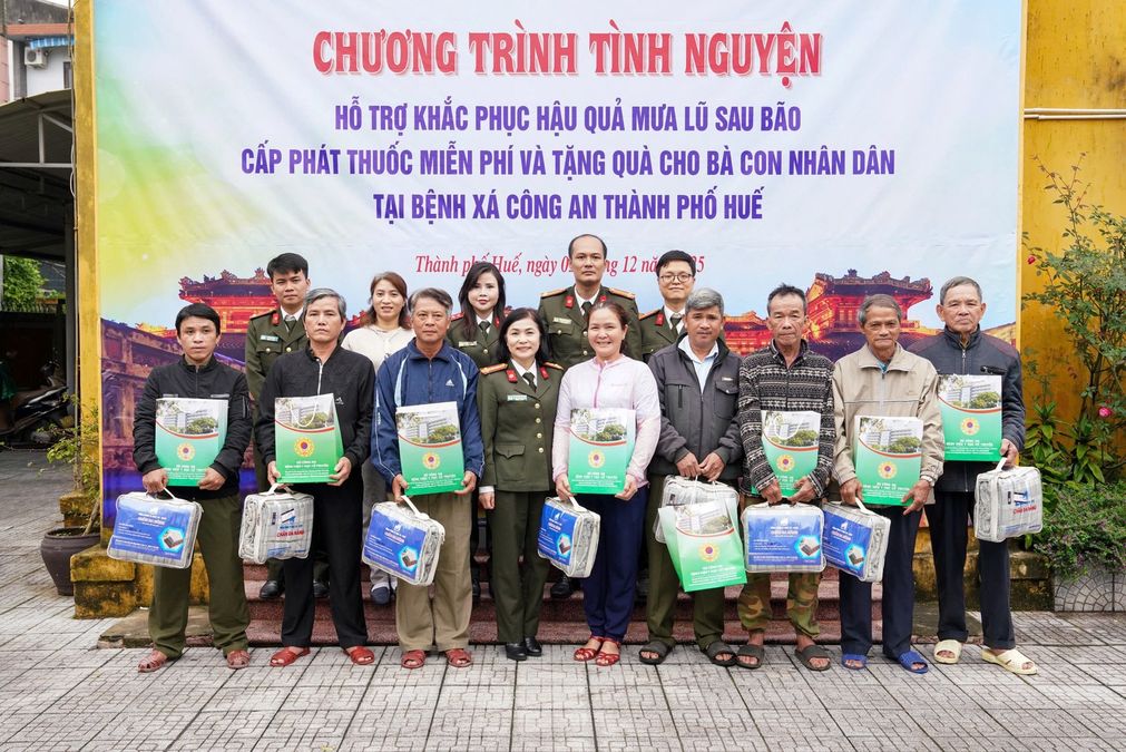 Bệnh viện Y học cổ truyền Bộ Công an hỗ trợ nhân dân thành phố Huế khắc phục hậu quả mưa lũ