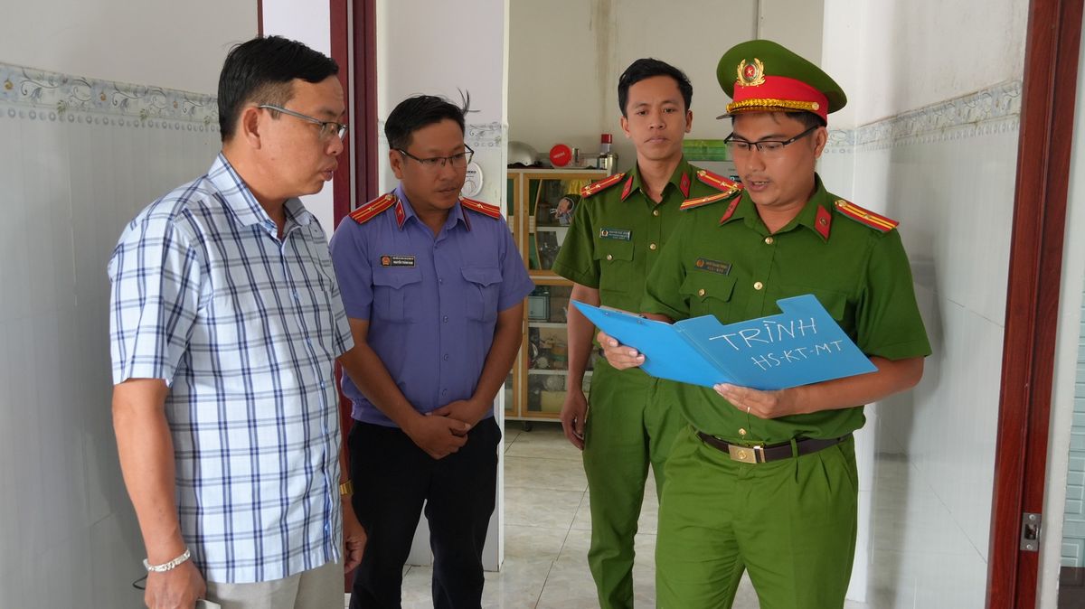 Tạm giữ hình sự đối tượng “Làm giả con dấu, tài liệu của cơ quan, tổ chức”