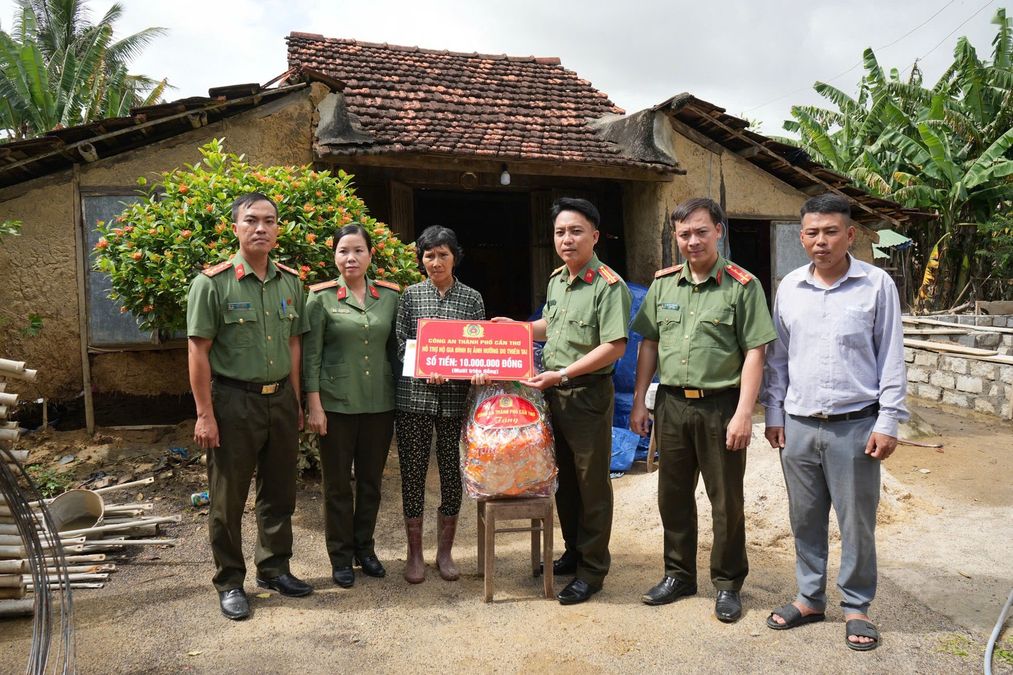 Công an TP Cần Thơ đồng hành cùng người dân bị ảnh hưởng bởi lũ lụt trên địa bàn tỉnh Khánh Hòa