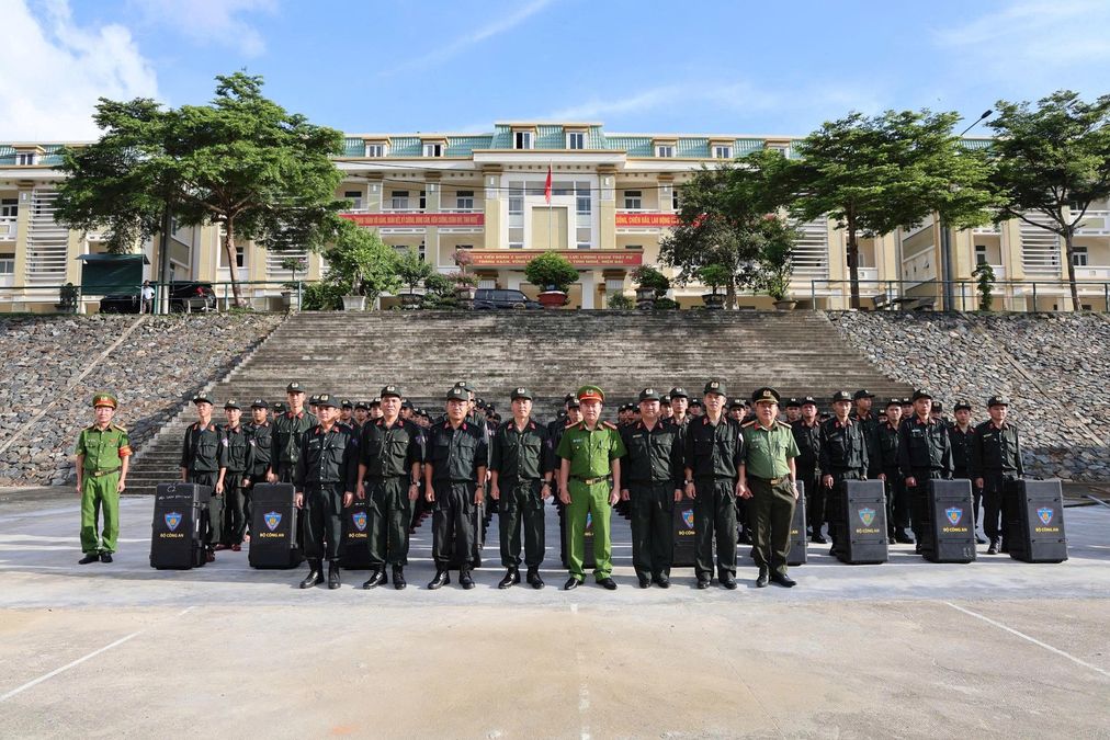 Khánh Hòa: Cảnh sát cơ động ra quân hỗ trợ xây nhà cho người dân trong “Chiến dịch Quang Trung”