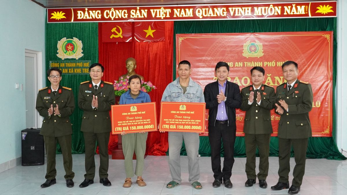 Công an thành phố Huế tích cực hỗ trợ Nhân dân xây dựng nhà ở sau mưa lũ