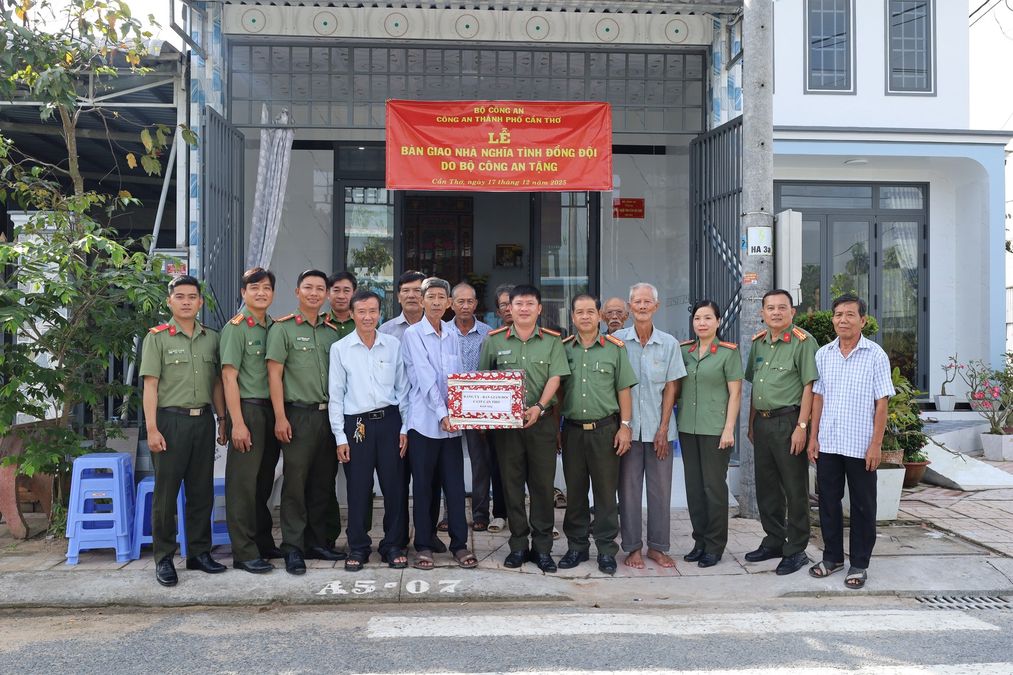 Công an thành phố Cần Thơ bàn giao nhà nghĩa tình đồng đội Công an nhân dân tặng thân nhân Liệt sĩ