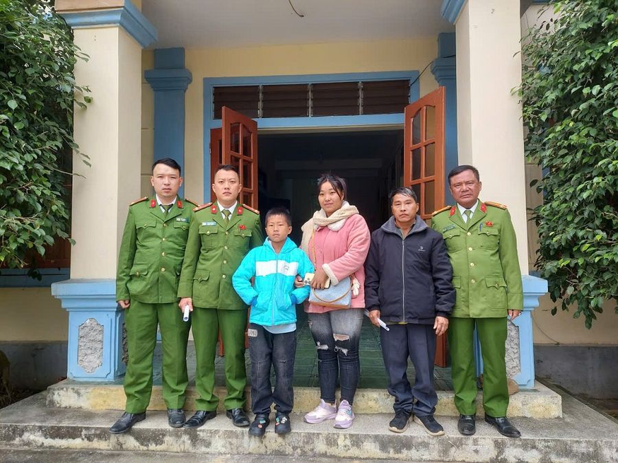 Nghệ An: Công an xã Hữu Kiệm hỗ trợ, đưa 02 cháu bé đi lạc về với người thân an toàn