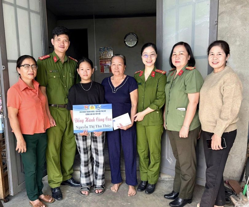 Công an xã nhận đỡ đầu trẻ em có hoàn cảnh đặc biệt khó khăn