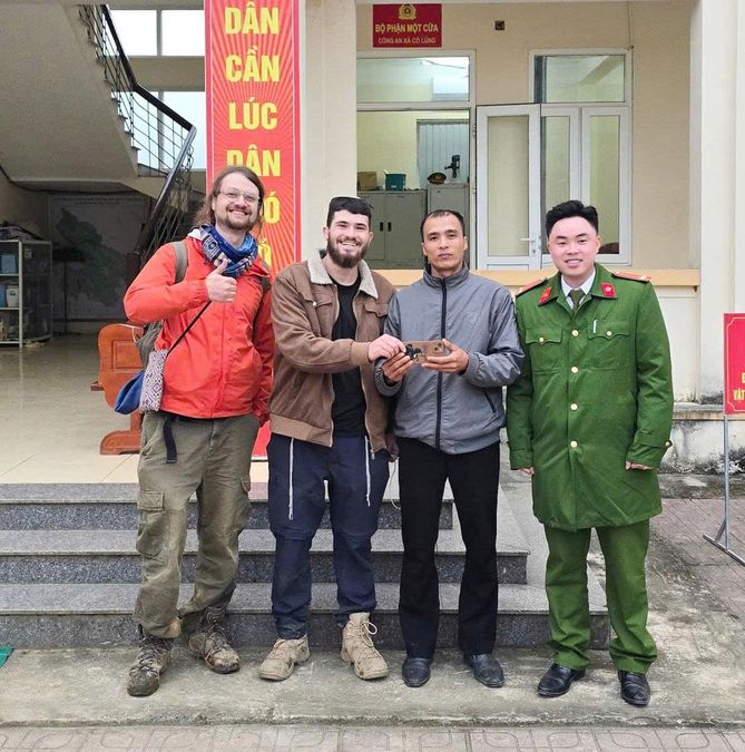 Công an xã Cổ Lũng: Tìm chủ nhân chiếc iPhone cho du khách quốc tế chỉ sau một giờ