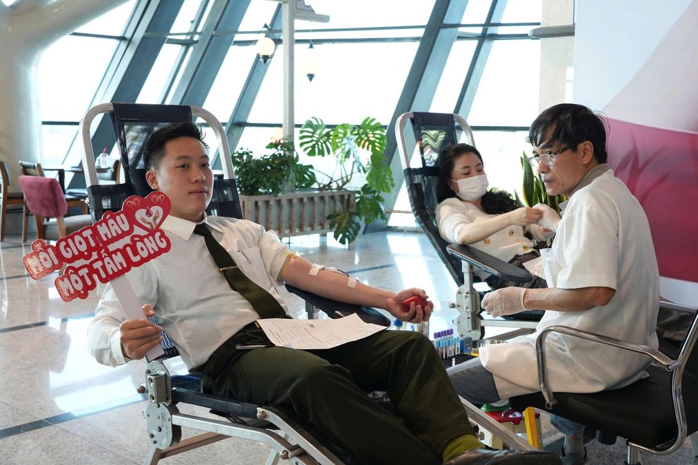TP Huế: Hơn 100 cán bộ, chiến sĩ và nhân viên hàng không tham gia hiến máu tình nguyện