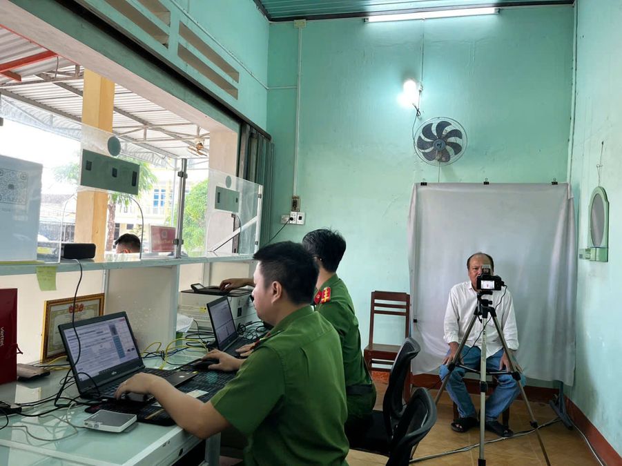 Quảng Ngãi: Không quản ngày nghỉ phục vụ tận tình cấp căn cước và tài khoản định danh điện tử mức 02 cho công dân