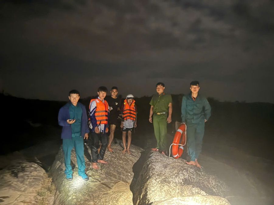 Gia Lai: Giải cứu hai em học sinh mắc kẹt ở hạ lưu thủy điện Đăk Srông