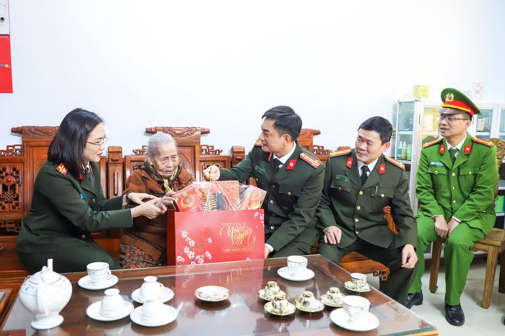 Công an tỉnh Bắc Ninh thăm, tặng quà thương, bệnh binh tại Trung tâm điều dưỡng thương binh Lạng Giang và Mẹ Việt Nam Anh hùng 