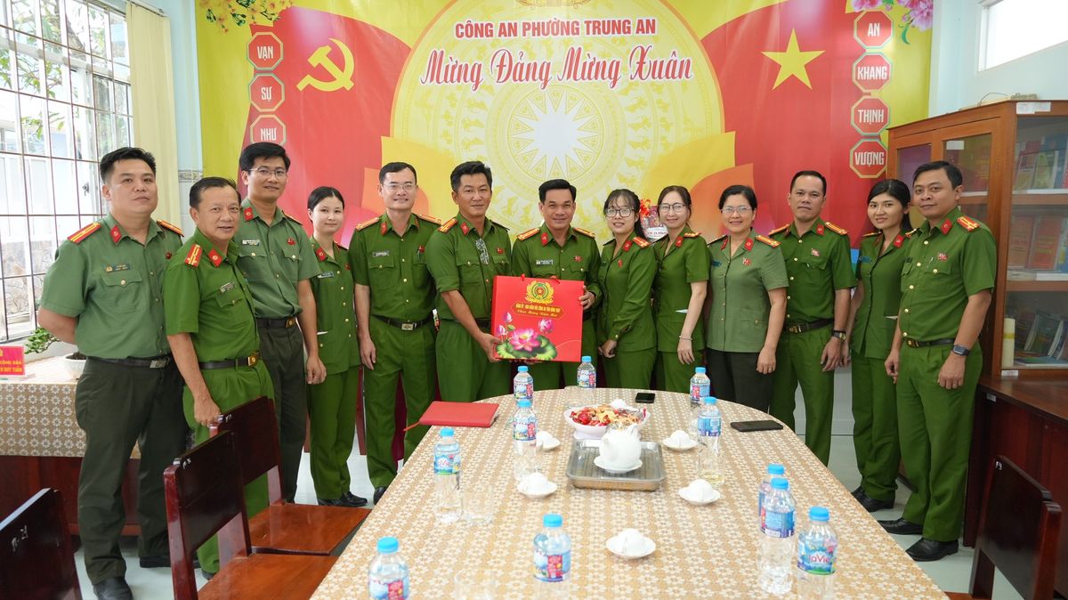 Ban Giám đốc Công an tỉnh Đồng Tháp thăm, chúc Tết Công an các phường, xã